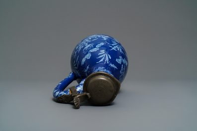 Un pichet en fa&iuml;ence de Delft &agrave; fond 'bleu persan' au couvercle en &eacute;tain, 17/18&egrave;me